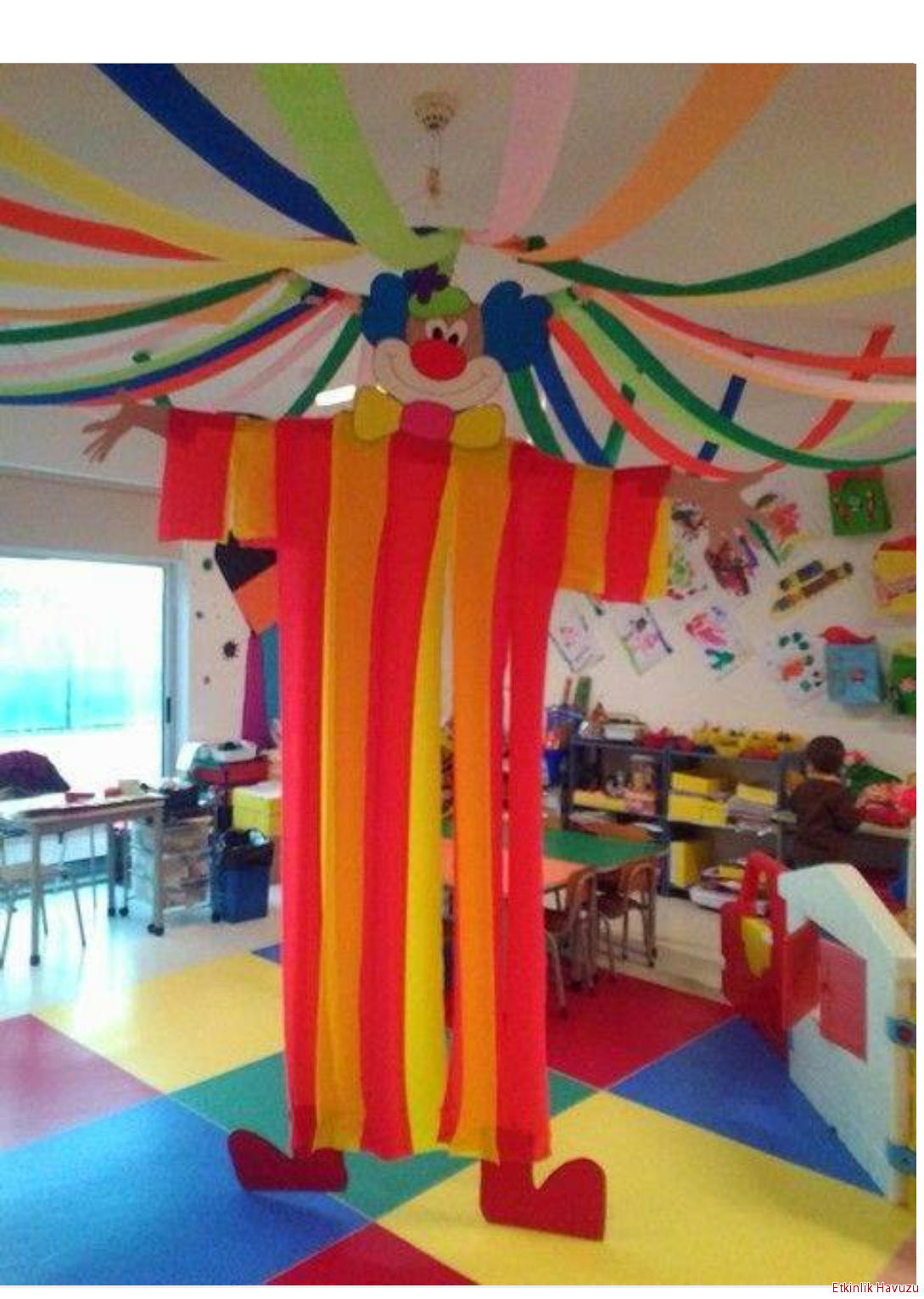 Комната клоунов. Украшение зала цирк в детском саду. Украшение зала в стиле цирк. Украсить зал в стиле цирка. Украшение зала на тему цирк в детском саду.